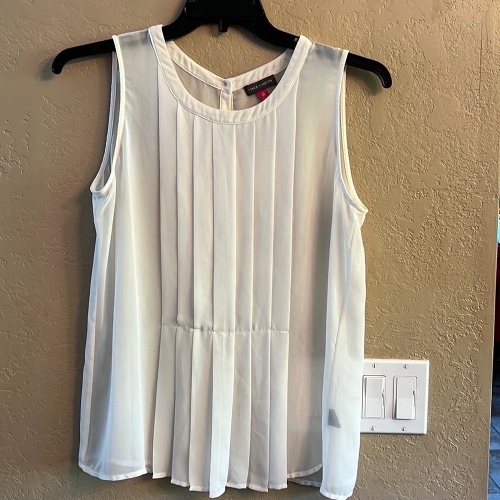 Vince Camuto Women’s Pleated sleeveless blouse back button closure M Like New